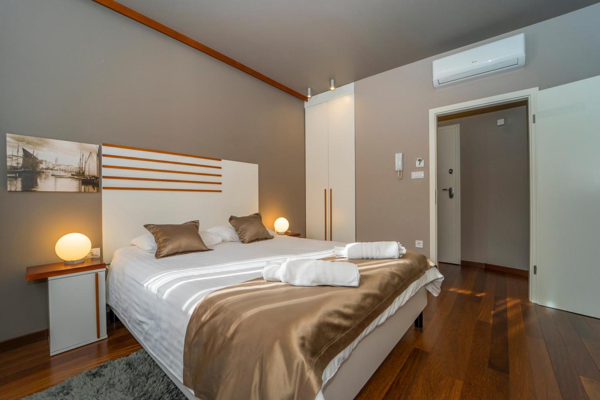 Luxury Rooms And Apartment Silente Bacvice สปลิท ภายนอก รูปภาพ