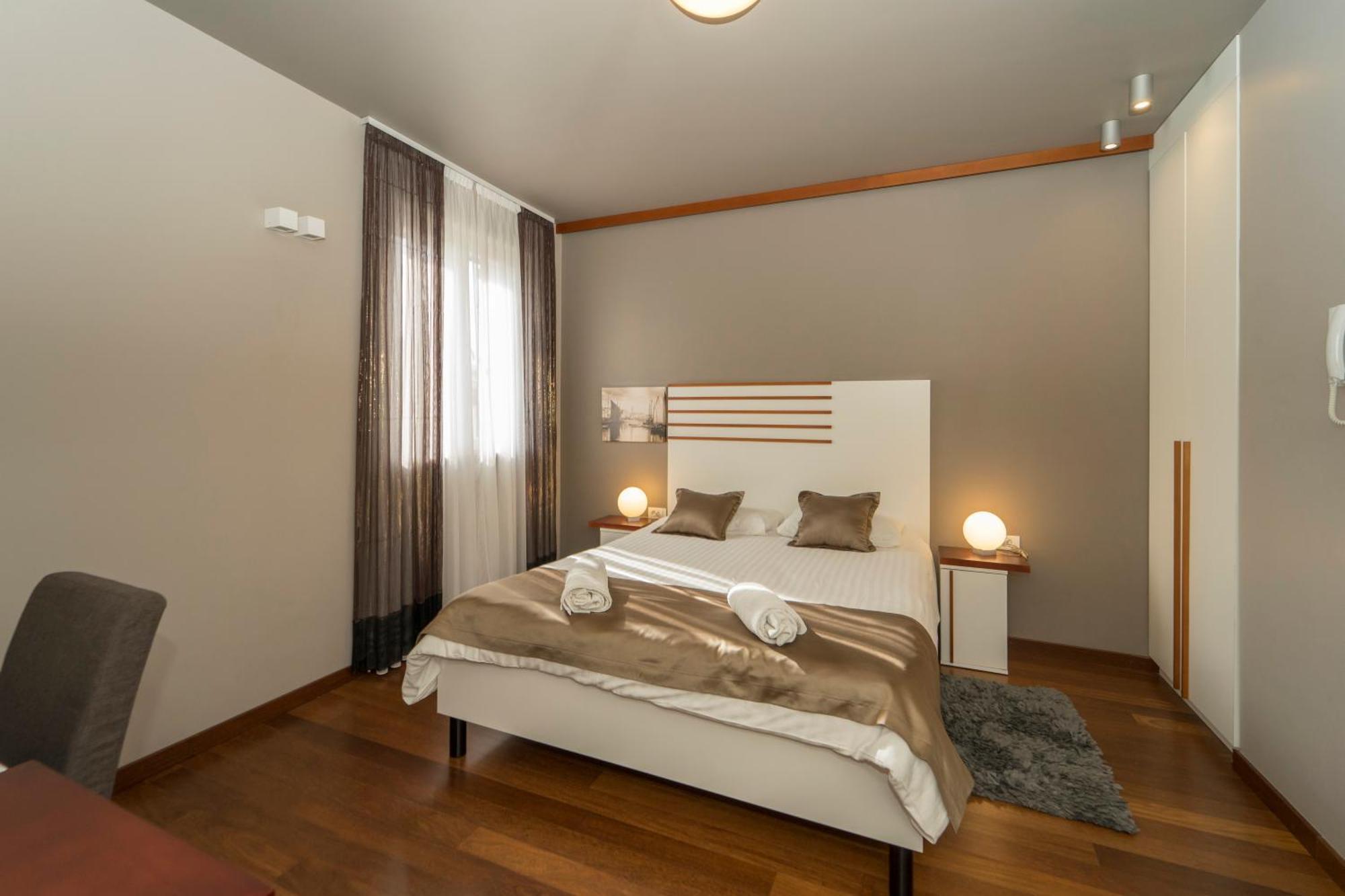 Luxury Rooms And Apartment Silente Bacvice สปลิท ภายนอก รูปภาพ