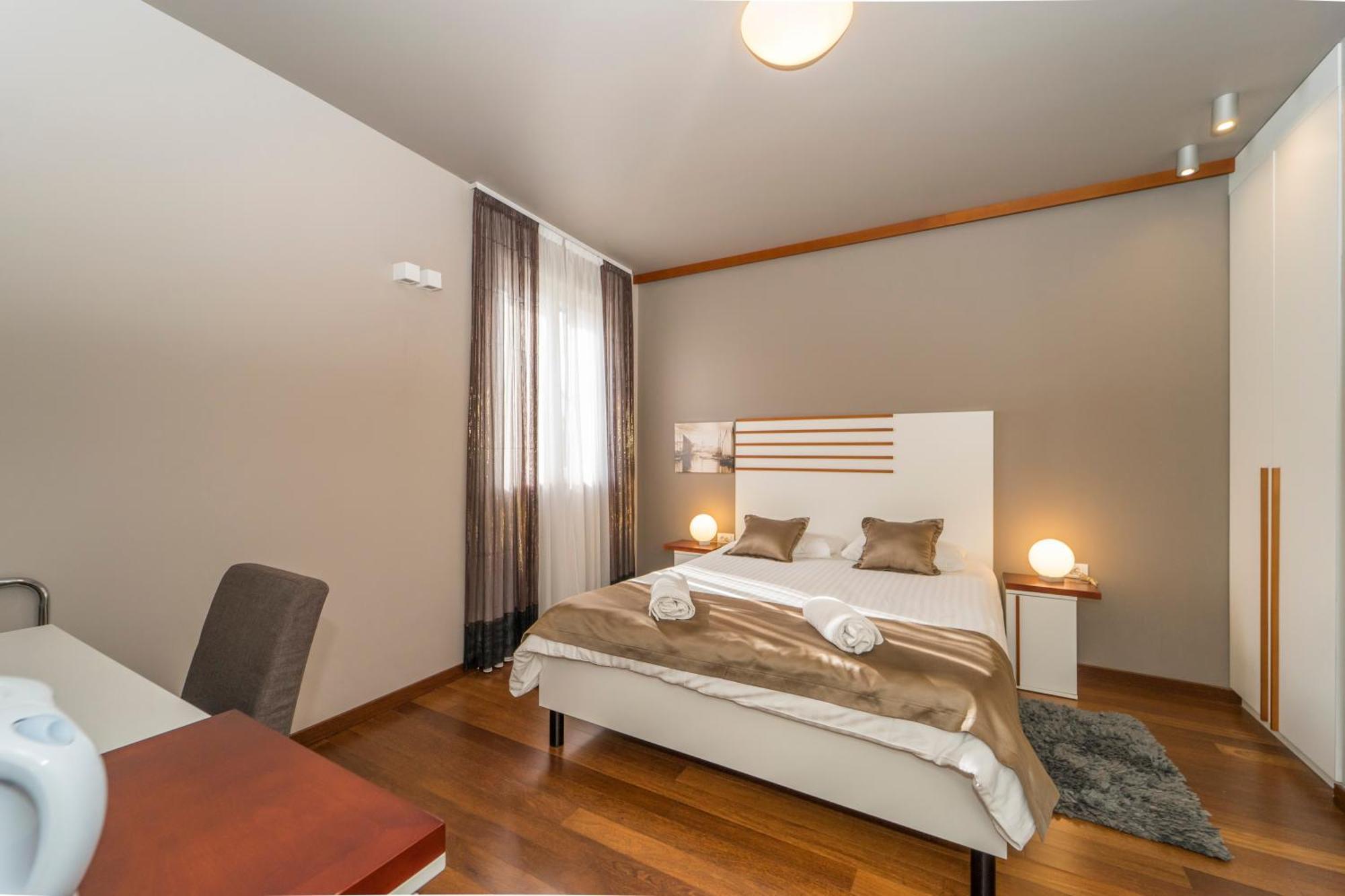 Luxury Rooms And Apartment Silente Bacvice สปลิท ภายนอก รูปภาพ